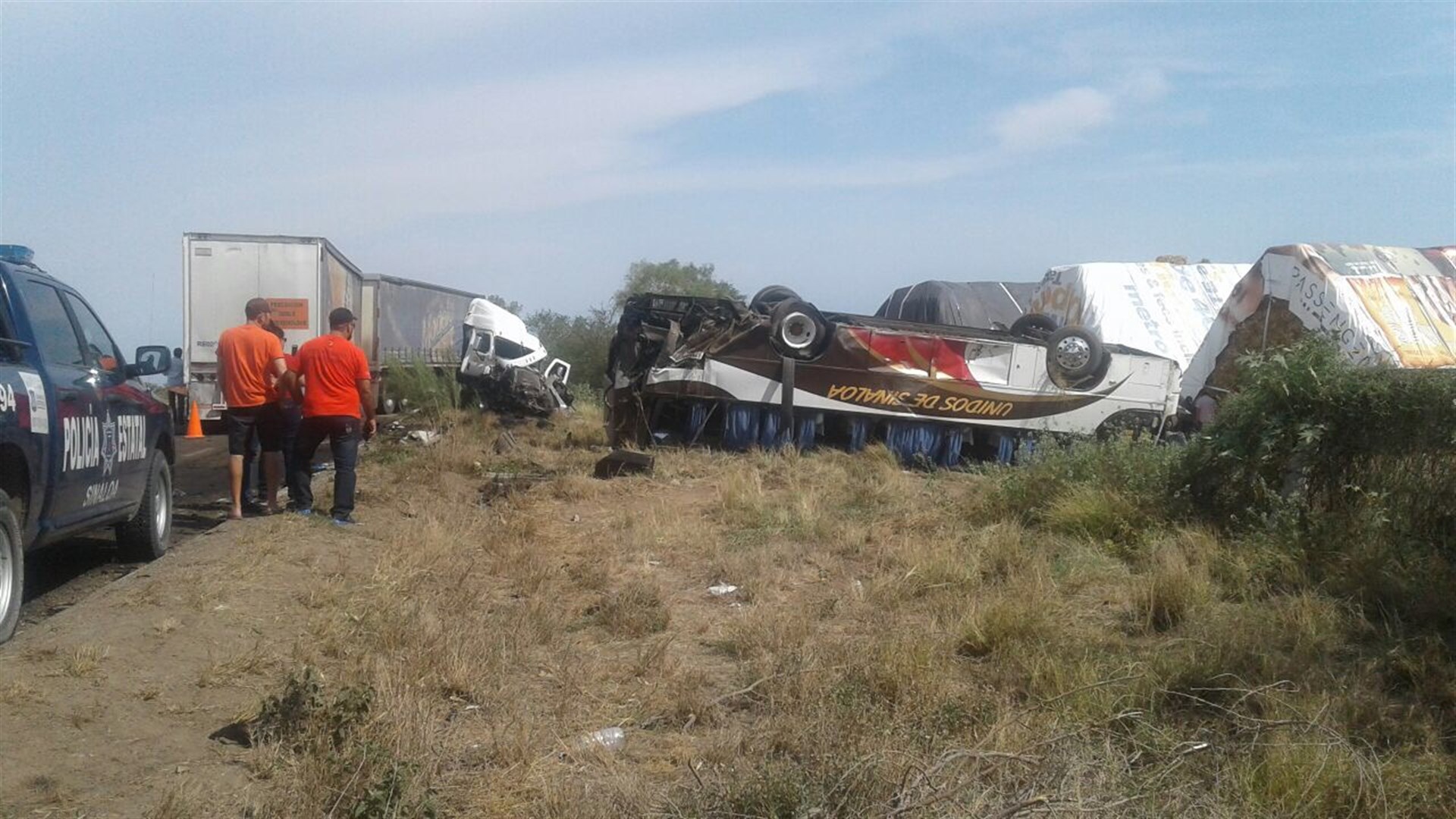Ocho heridos deja choque entre tráiler y autobús de pasajeros