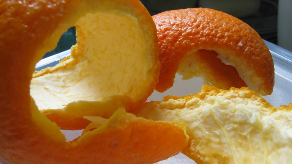 Cáscara de naranja, una alternativa para limpiar aguas residuales