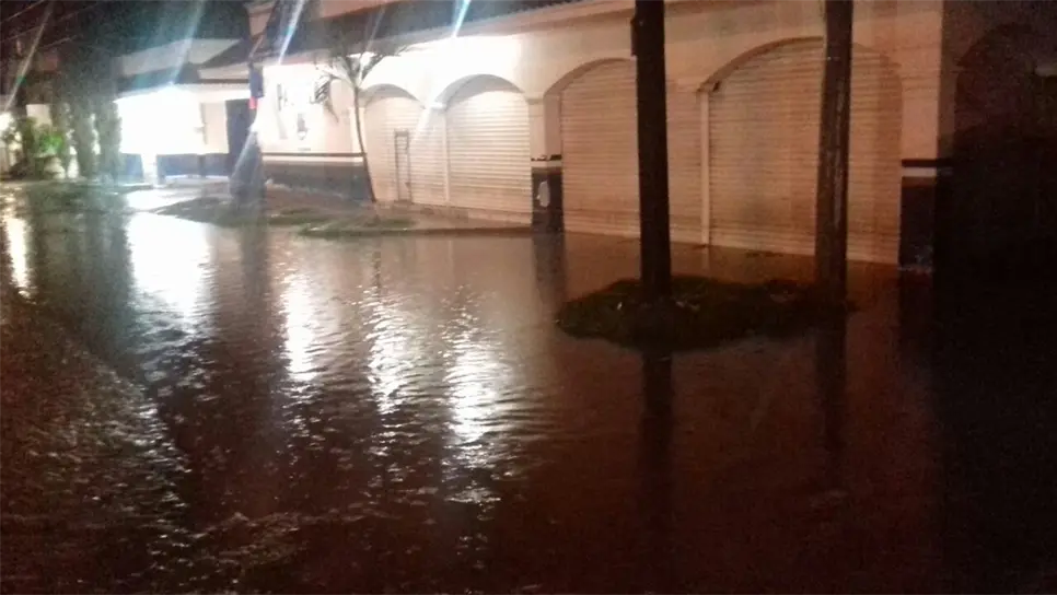 Cae fuerte tromba e inunda El Fuerte