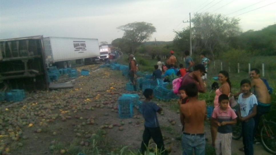 Vuelca tráiler con toneladas de mango; el chofer resulta lesionado