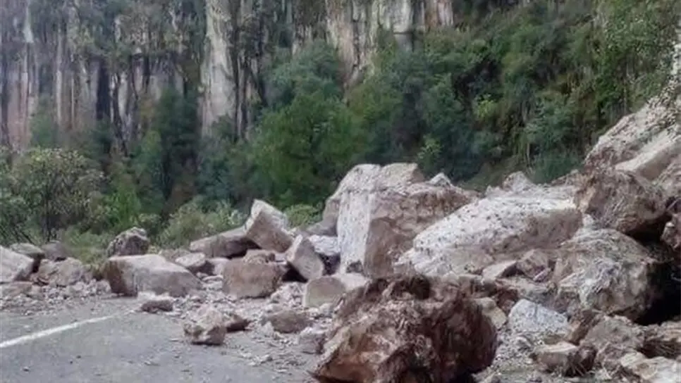 Cierran la Libre Mazatlán-Durango por derrumbe