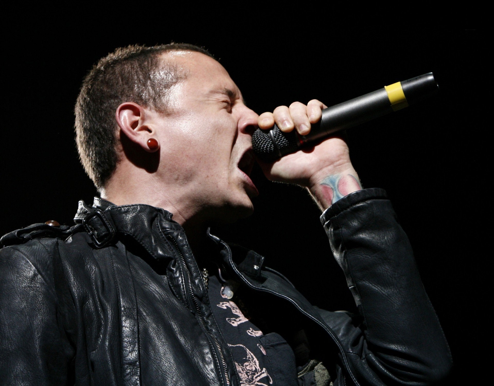 Se suicida Chester Bennington, vocalista de Linkin Park