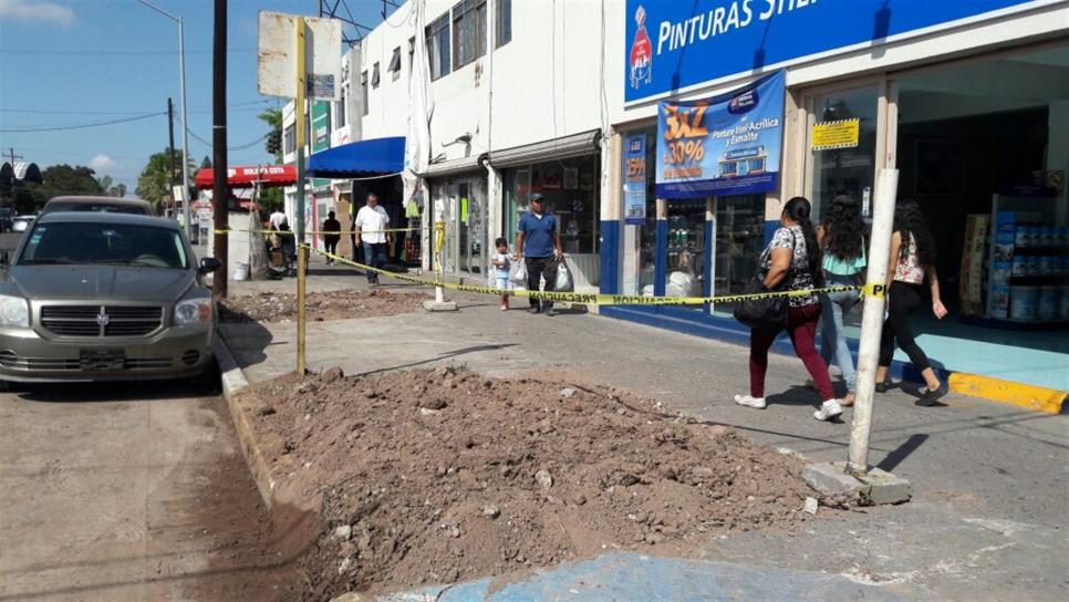 Inicia la demolición de las banquetas en el Centro de Los Mochis