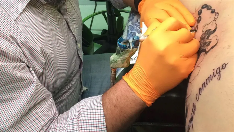 Tatuadores, artistas que requieren licencia para poder trabajar