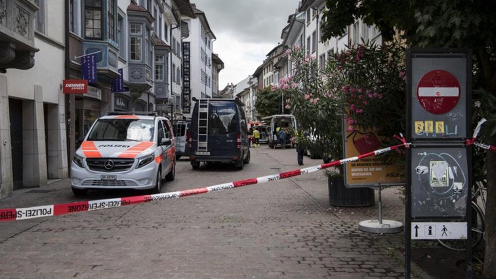 Hombre armado con una motosierra hiere a 5 personas en Suiza