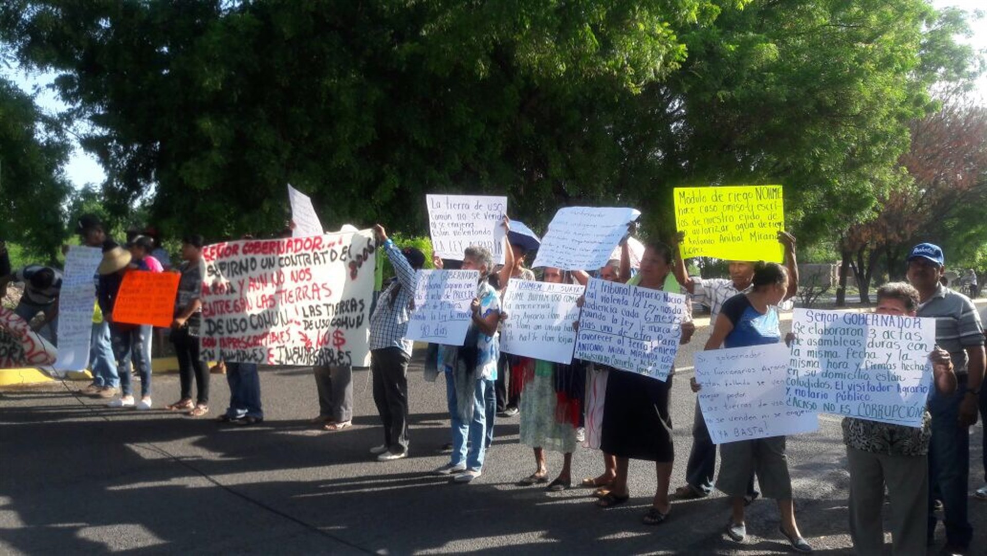 Indígenas bloquean la carretera Los Mochis-San Blas
