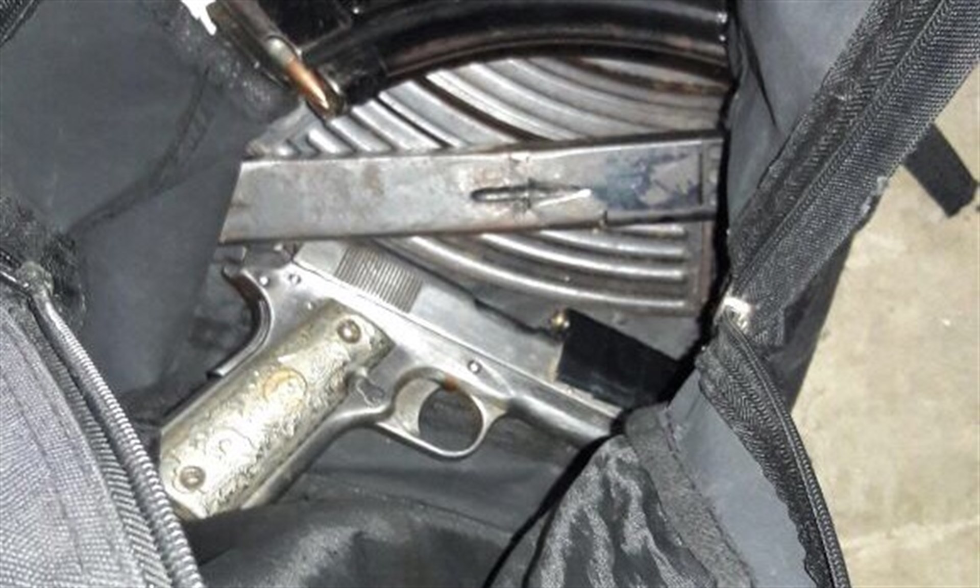 Encuentran abandonadas armas, cargadores y cartuchos