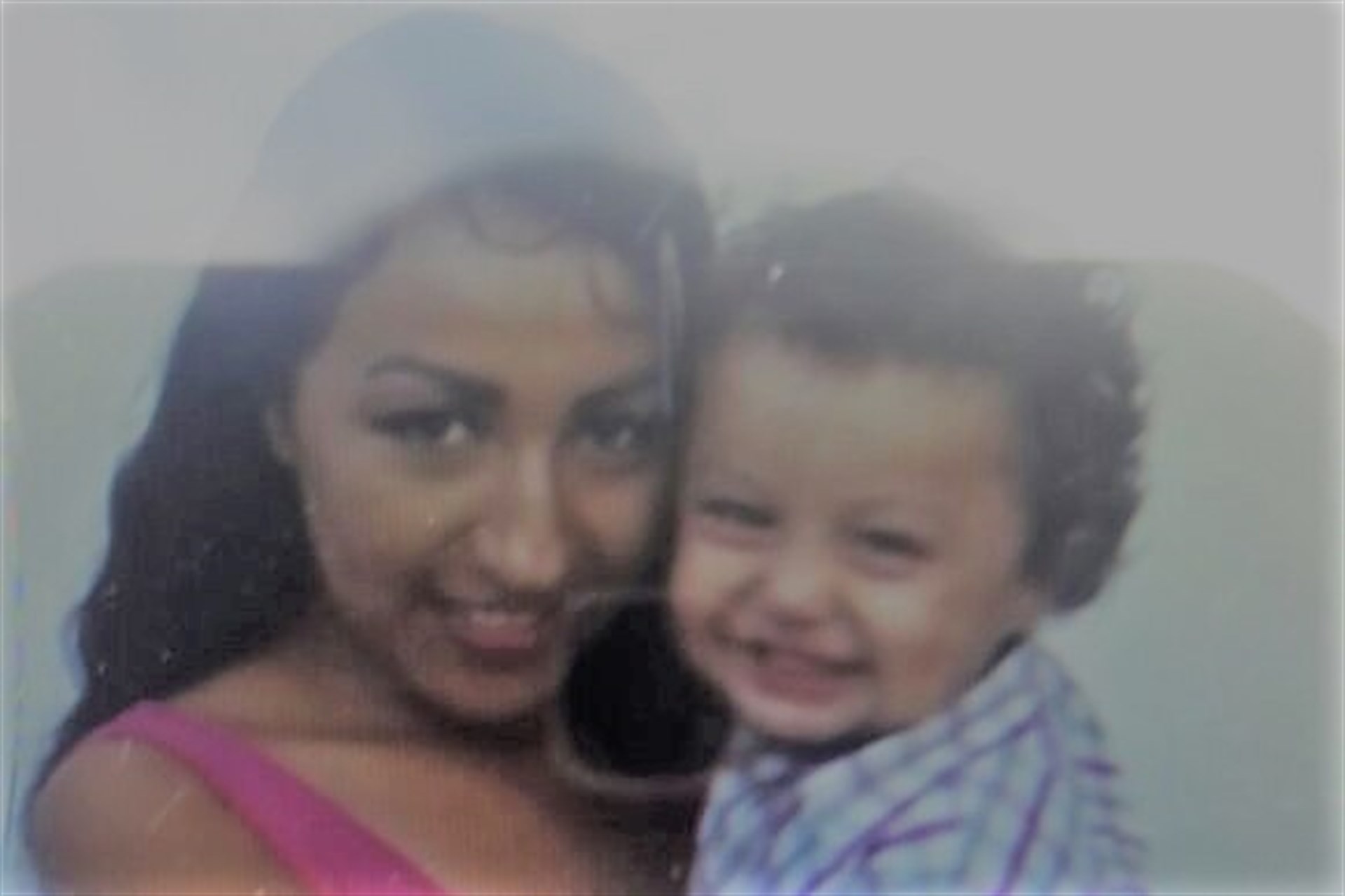 El menor junto a su madre. FOTO: Cortesía.