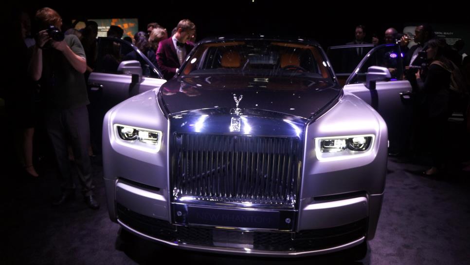 Rolls Royce lanza nuevo Phantom en exposición de sus autos clásicos
