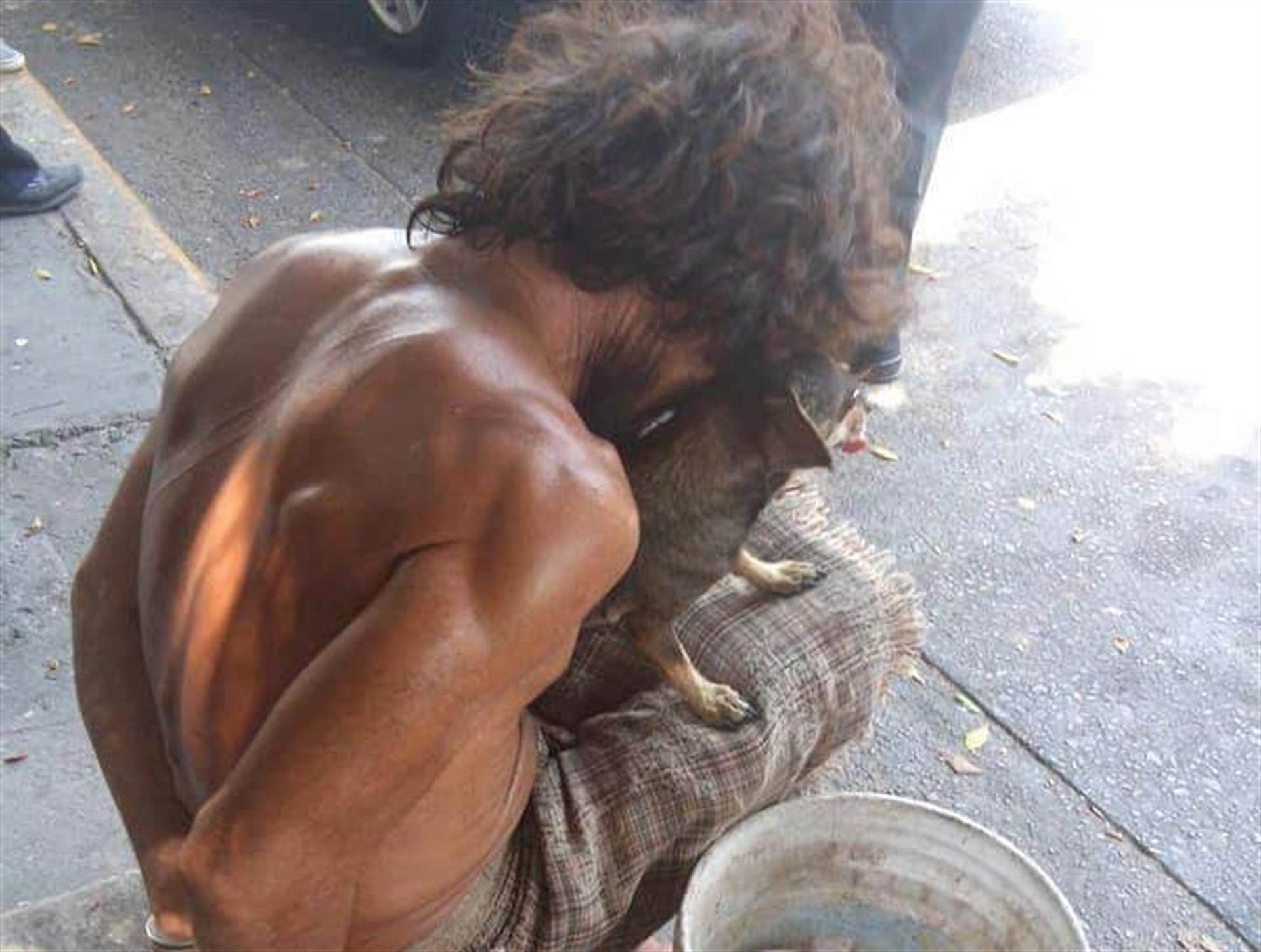 Piden apoyo para poder ver a Ricardo, el indigente de los perros