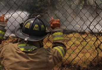 Con dificultades bomberos sofocan incendio en baldío