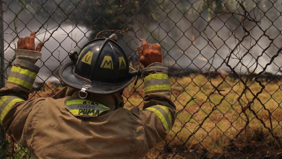 Con dificultades bomberos sofocan incendio en baldío