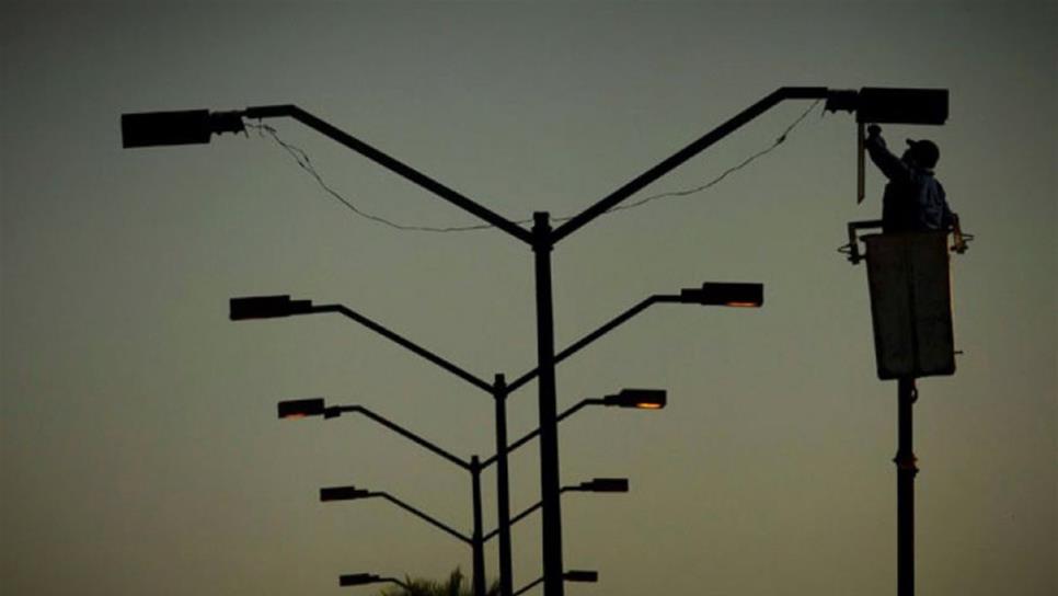 Repara Ayuntamiento cien luminarias a diario en Culiacán