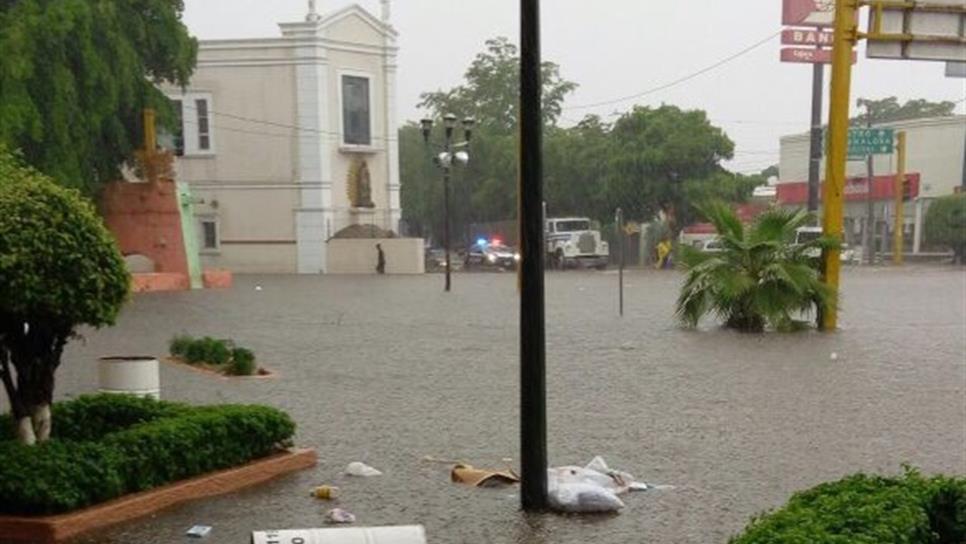 Fuerte lluvia inunda diversas calles de Culiacán