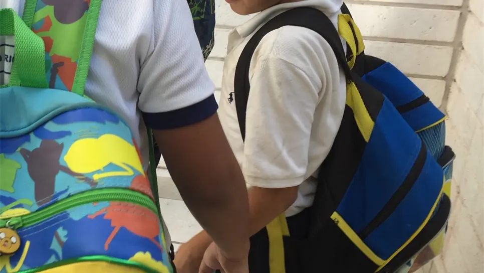Peso de mochila escolar puede afectar columna vertebral de niños