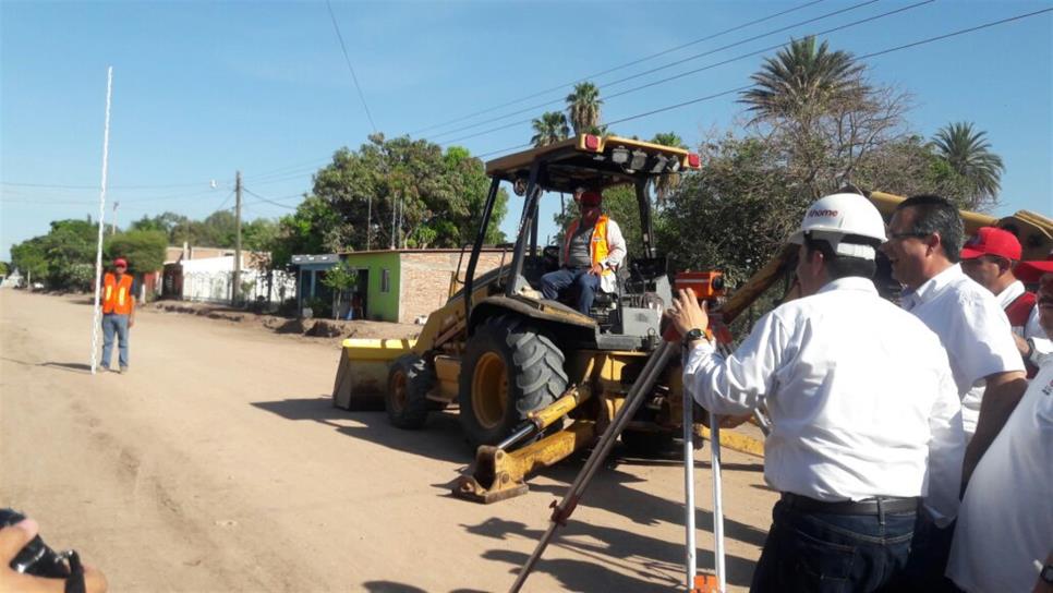 Dan banderazo a construcción de calle en Compuertas