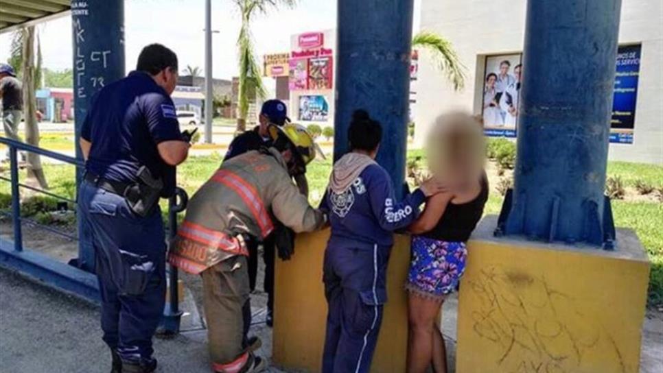 La rescatan al querer lanzarse de puente peatonal La rescatan al querer lanzarse de puente peatonal