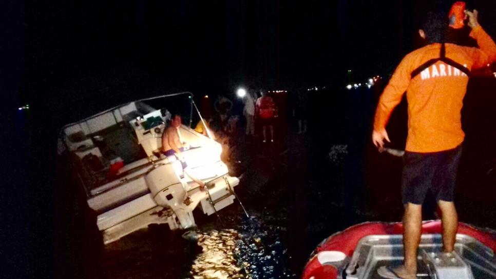 Marinos rescatan a 8 personas en bahía de Topolobampo