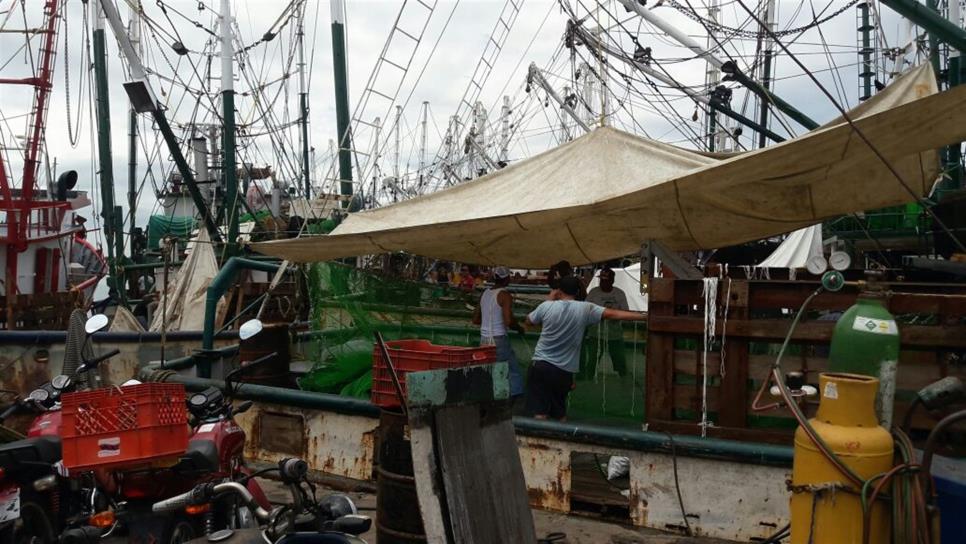 Intensifican pescadores reparación de la flota camaronera