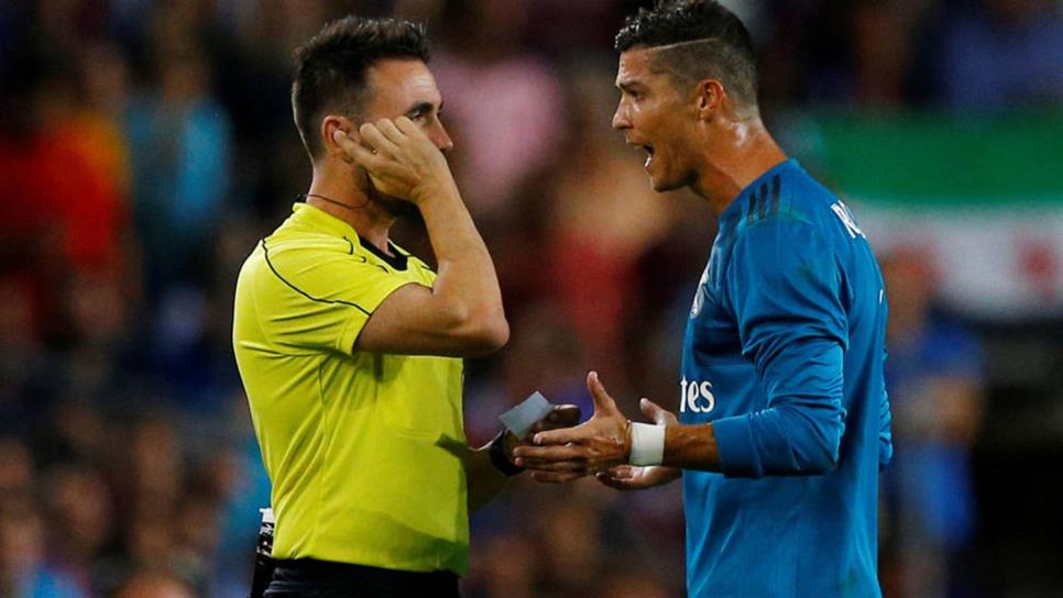 Suspenden a Cristiano Ronaldo 5 partidos por empujar al árbitro