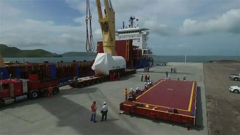 Las maniobras de desembarque del generador en API Topolobampo. FOTOS: Martín Ruiz