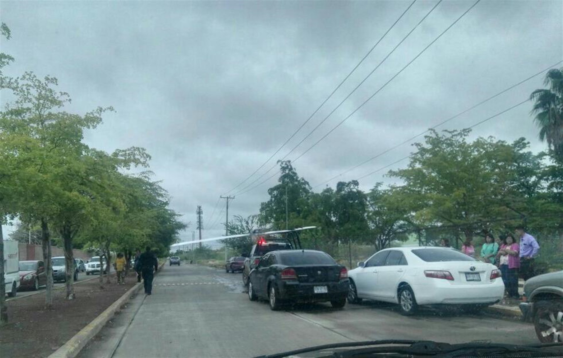 Roban baterías de 7 vehículos afuera de una secundaria