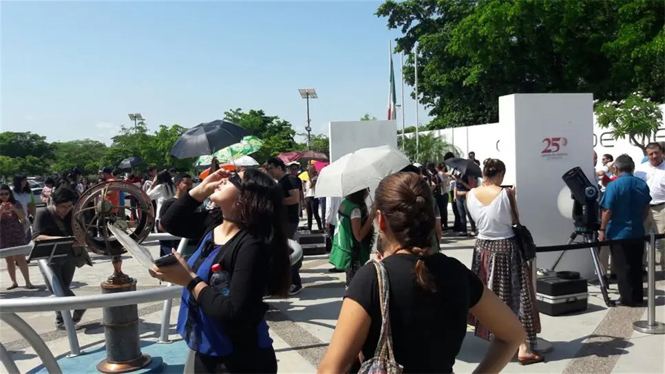 Fascina eclipse solar a cientos de culiacanenses