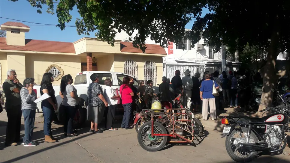 Denuncian que ancianos se deshidrataron esperando el 65 y Más