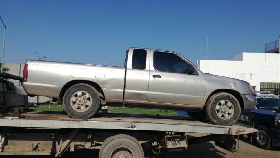 Aseguran camioneta tras supuesta balacera en Villa Juárez