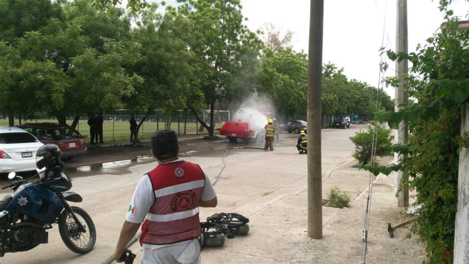 Moviliza a Bomberos y PC fuga de gas en camión cisterna en Culiacán