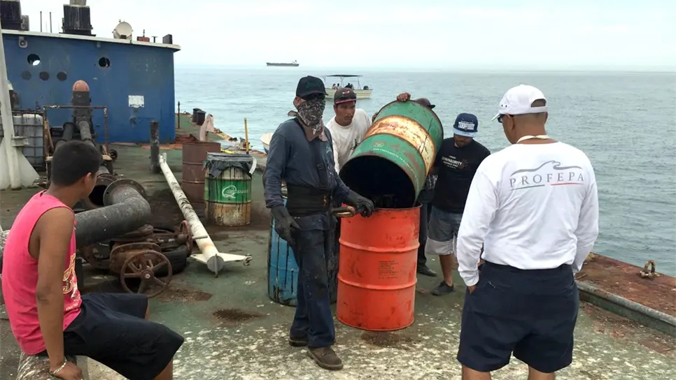 Profepa constata retiro de residuos peligrosos de barco en La Paz