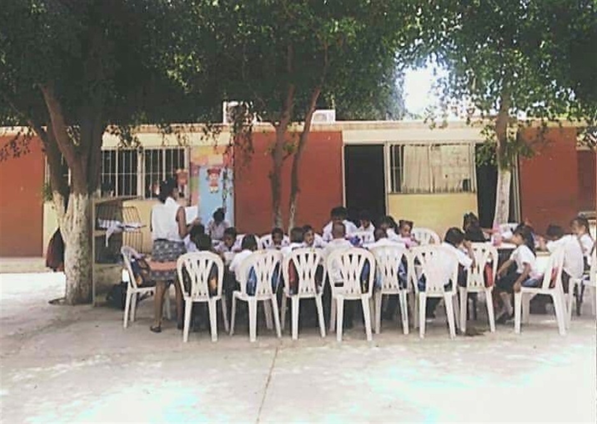 Cumplen una semana al intemperie alumnos de Las Grullas