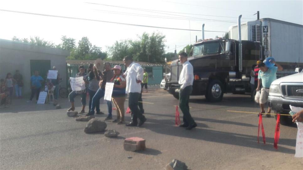 Bloquean carretera Los Mochis-San Blas en Taxtes; exigen subestación