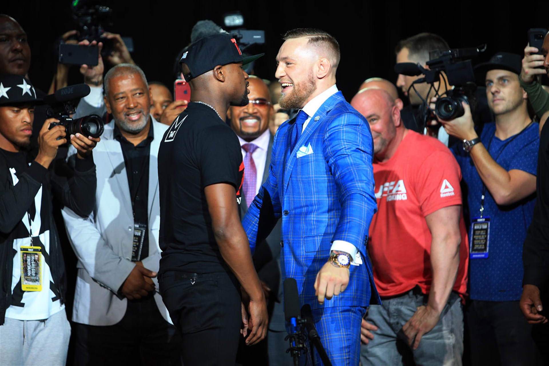 Mayweather y McGregor se enfrentan en pelea que promete emociones