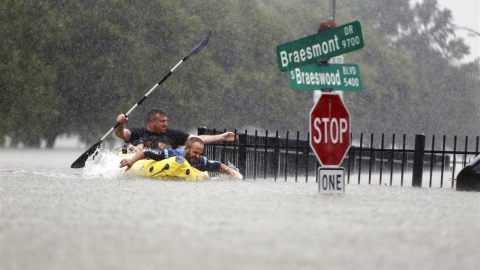 Harvey permanecería hasta el miércoles sobre Texas: Rosengaus