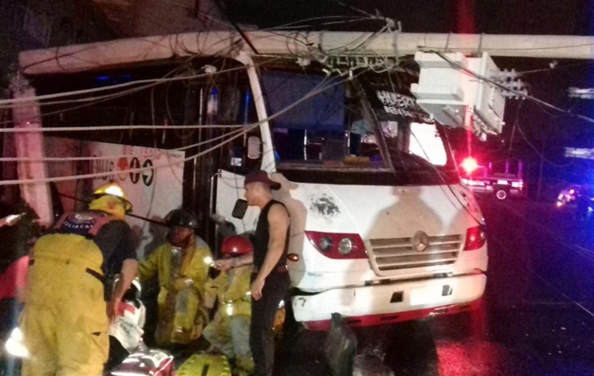 Choca camión urbano; hay 6 lesionados