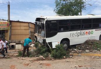 Camión urbano se queda sin frenos y choca