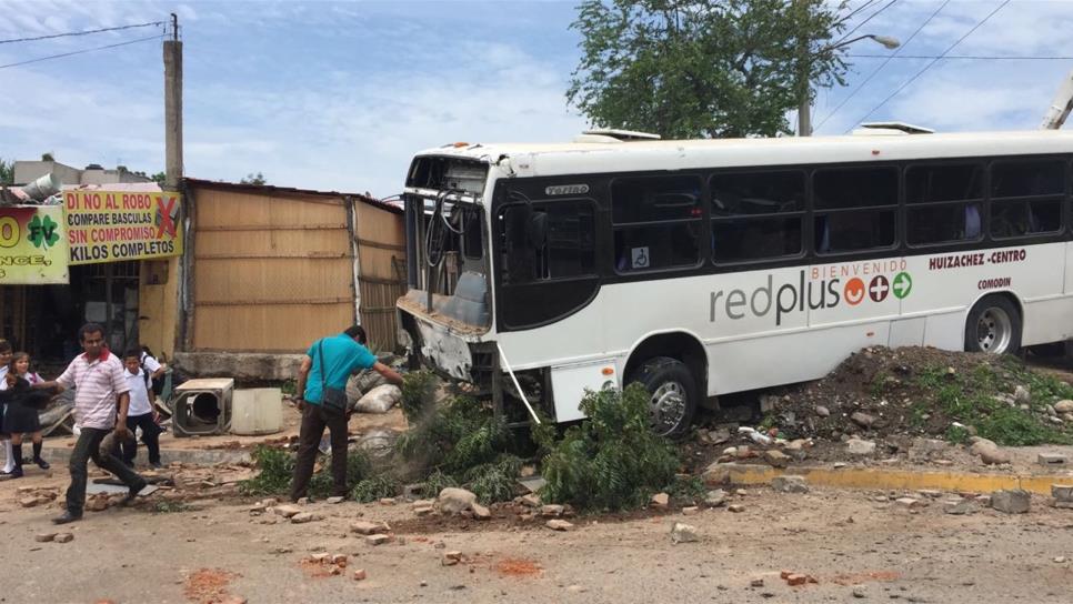 Camión urbano se queda sin frenos y choca