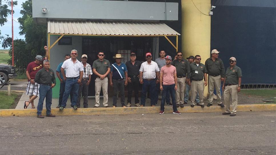 Se manifiestan empleados de fitosanitaria contra jefe operativo