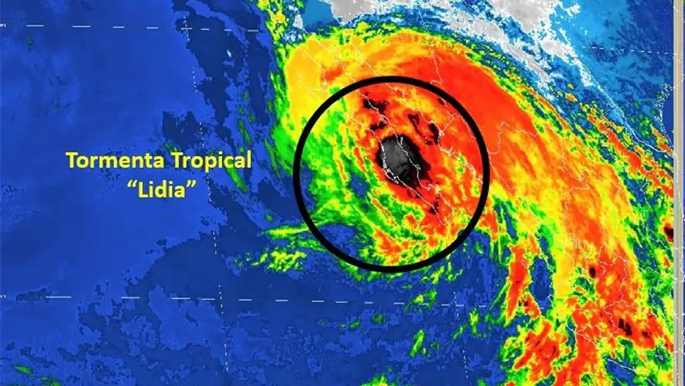 Lidia se mantiene en tierra muy cerca de Loreto, BCS