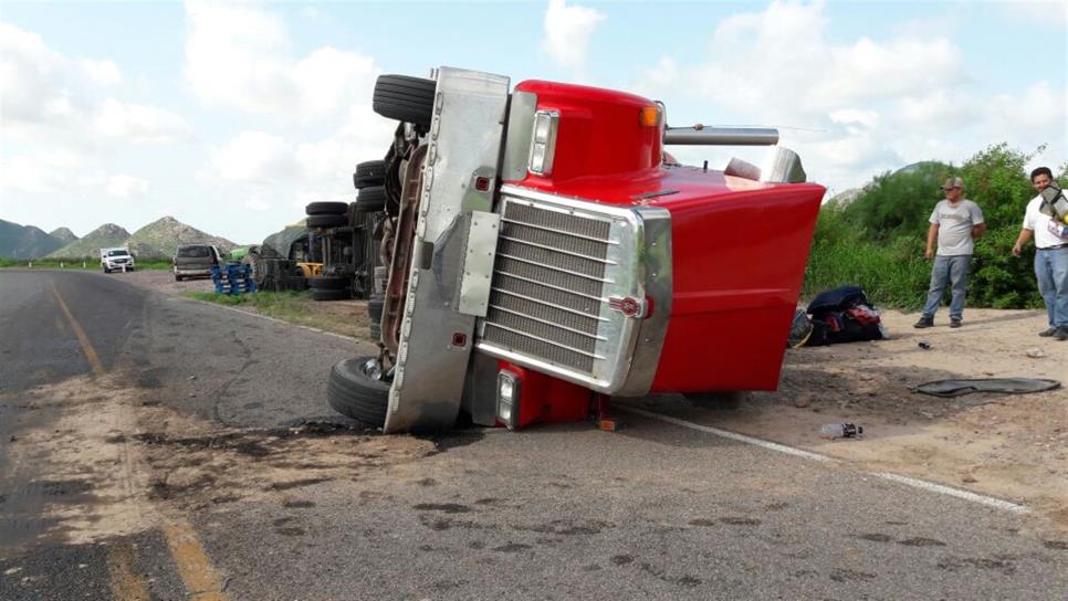 Vuelca tráiler cargado de mangos