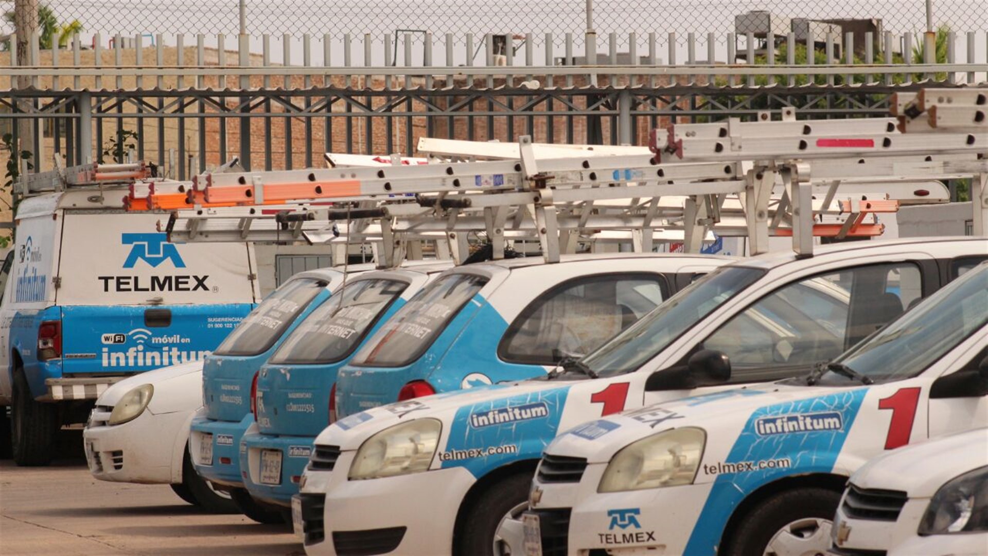 Trabajadores de Telmex paran labores; amenazan con irse a huelga