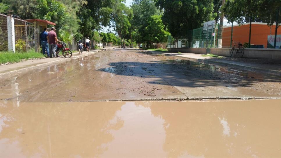 Obras provocan que entrada de kínder y primaria se inunde en Zapotillo