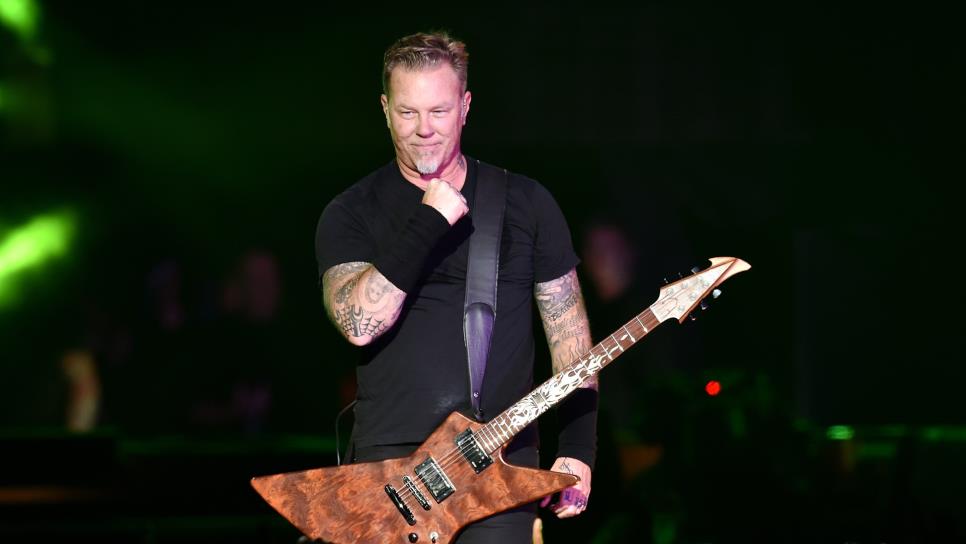 Vocalista de Metallica se cae en pleno escenario
