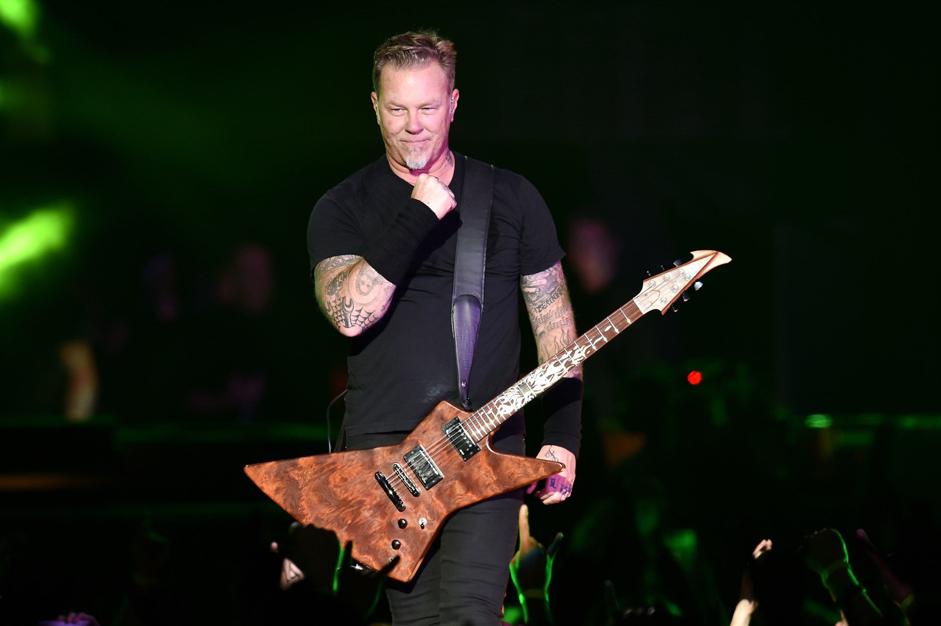 Vocalista de Metallica se cae en pleno escenario