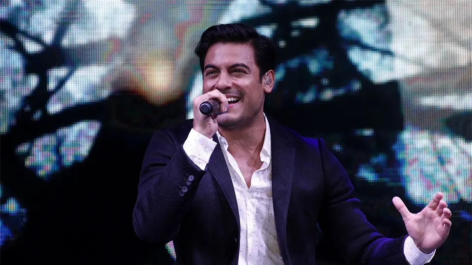 Carlos Rivera y Banda El Recodo interpretan Maldito miedo