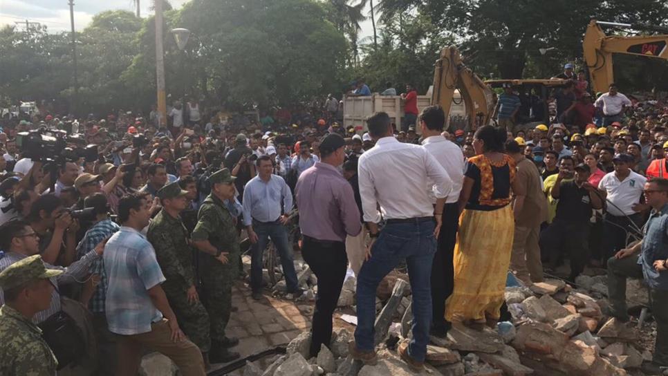 Peña Nieto visita primero Oaxaca y ofrece todo el apoyo institucional