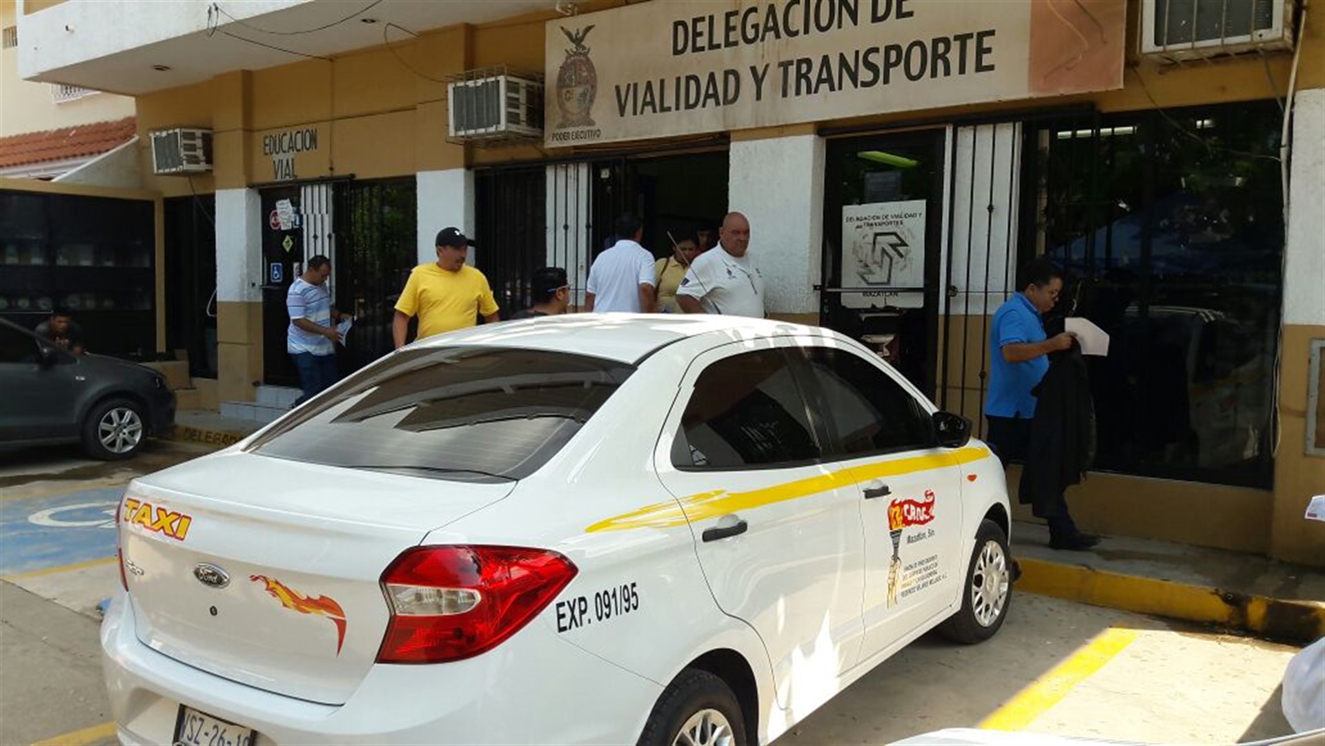 Aborta DVyT inicio de operaciones de Taxis CROC en Mazatlán