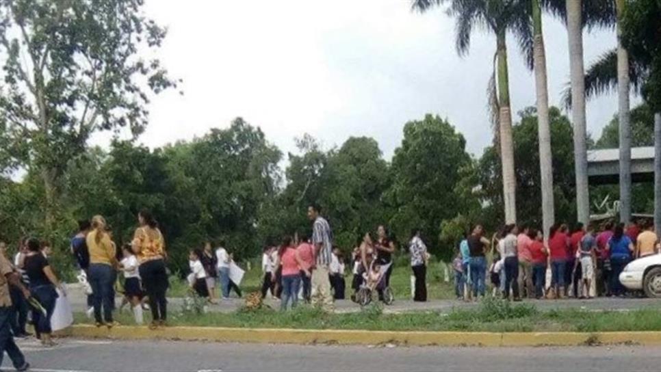 Padres bloquean carretera Mochis-El Fuerte para exigir subestación