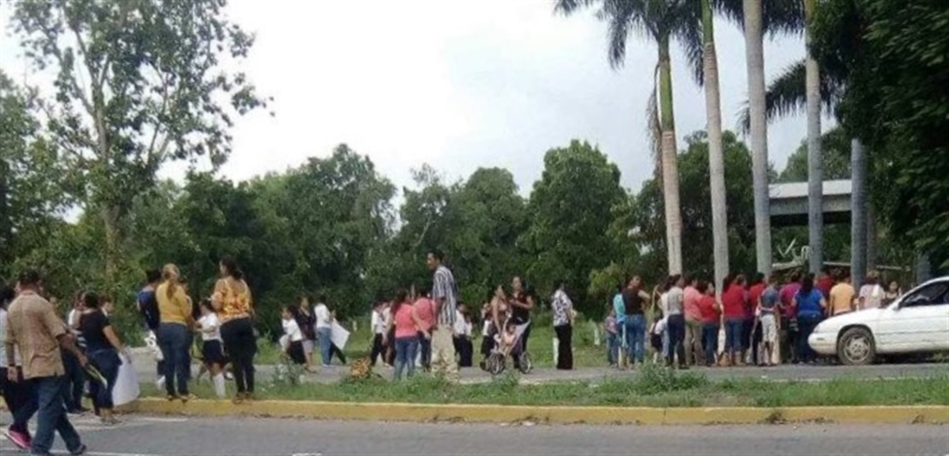Padres bloquean carretera Mochis-El Fuerte para exigir subestación